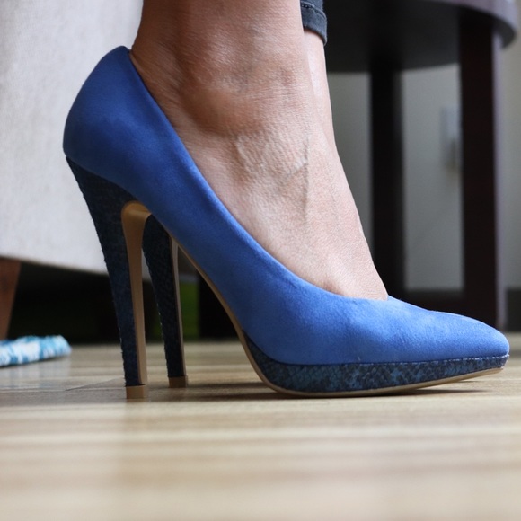 Blue Pointy Toe Pumps With Snake Print Trim - Picture 3 of 7